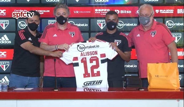 Alisson é apresentado e diz que São Paulo não teme rivais: 