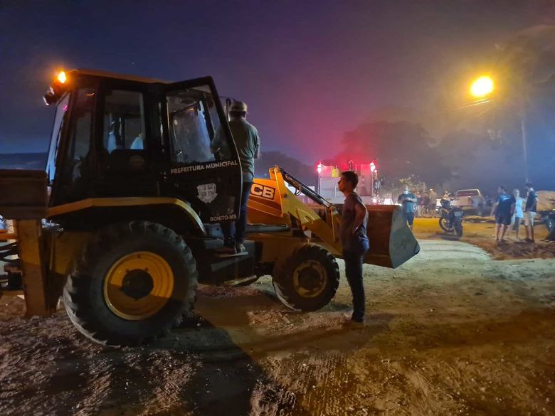 Prefeito parabeniza empenho de voluntários em apagar incêndio de grande proporção