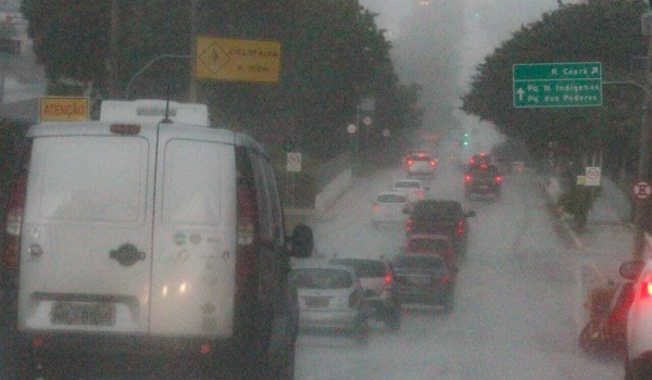 Chuva atinge Campo Grande e Inmet mantém alerta de tempestade e ventania para MS