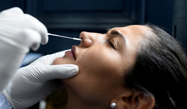 Índice de positivos para Covid em testes de farmácia vai a 41,8% na 2ª semana de janeiro, diz Abrafarma