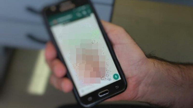 Fim de namoro acaba com foto nua de mulher no WhatsApp e caso vai parar na delegacia