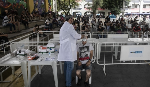 Mundo bate novo recorde diário com 3,79 milhões de casos de Covid