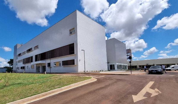 Entregue por ministro sem equipamentos, hospital é inaugurado de novo