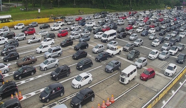 Motoristas enfrentam lentidão nas estradas em direção ao litoral de SP