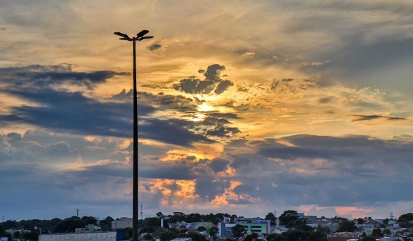 Dia será de pancadas de chuva e máxima pode chegar a 39ºC em MS