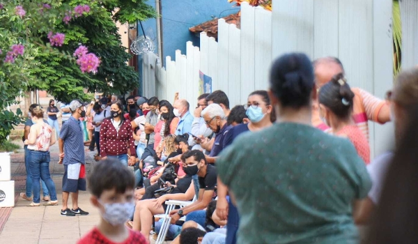 Em busca de senha, teve quem madrugou na fila do Centro de Testagem