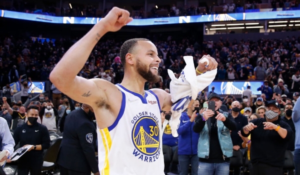  Sem Klay Thompson, Curry comanda vitória do Golden State sobre o Utah Jazz 