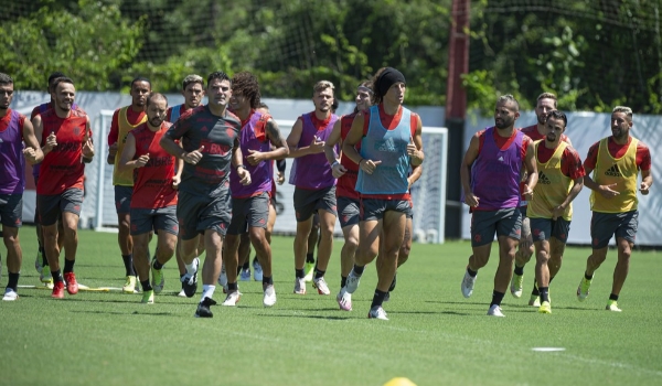 Flamengo informa que dois jogadores testaram positivo para Covid e iniciaram quarentena