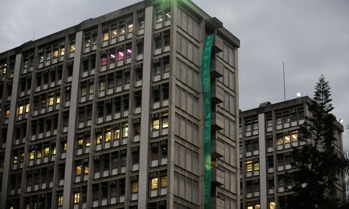 Avanço da Ômicron leva Uerj a manter atividades presenciais suspensas