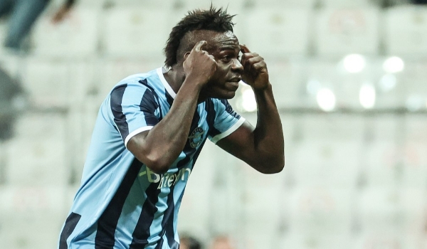 Balotelli celebra volta à seleção da Itália após três anos: 