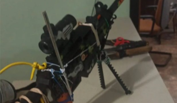 Polícia prende indivíduo com armas brancas e simulacro de fuzil