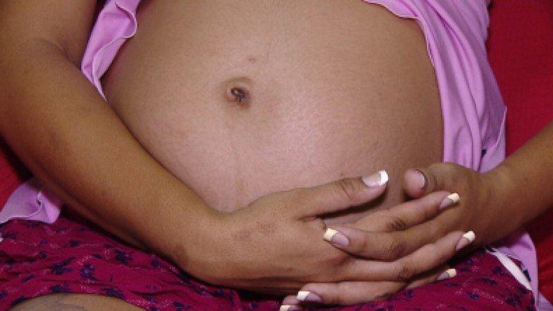 Marido não gosta de comer só arroz e feijão e agride grávida de 8 meses