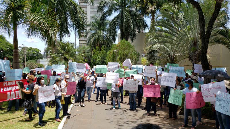 Servidores da saúde fazem protesto na prefeitura por reajuste salarial e pagamento de insalubridade