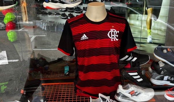 Novo uniforme 1 do Flamengo vaza na internet; veja a peça