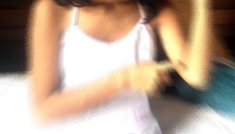 Menina de 13 anos é raptada e estuprada por cerca de seis horas em banheiro de praça