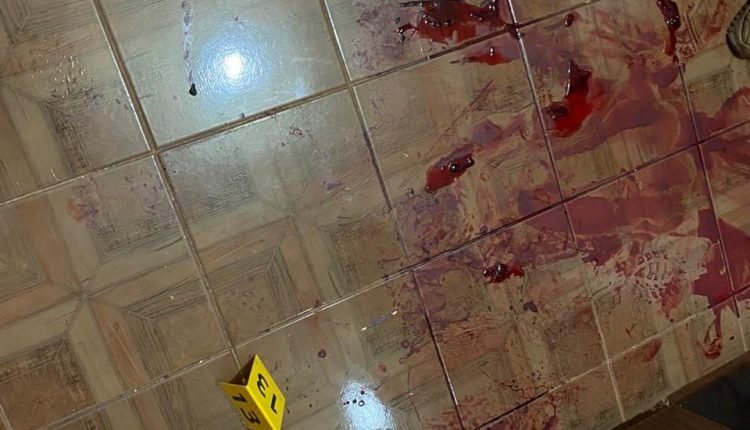 Dupla armada invade casa no Noroeste e atira contra morador