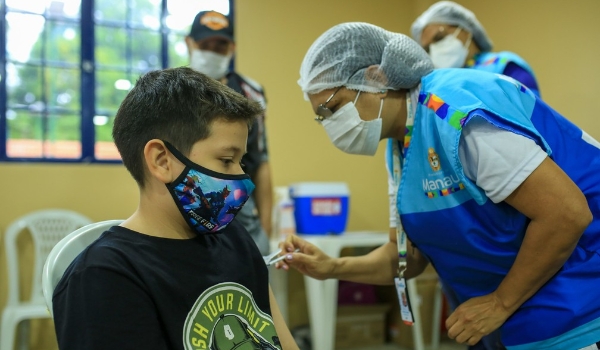 Ministério pede que pais procurem recomendação médica para vacinar crianças; especialistas criticam 