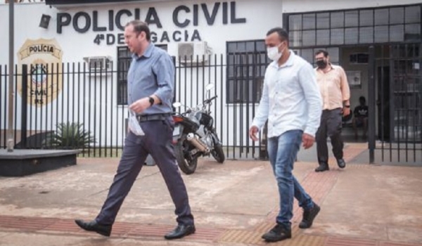 Acusado de atirar em rosto de rapaz nas Moreninhas se apresenta na delegacia