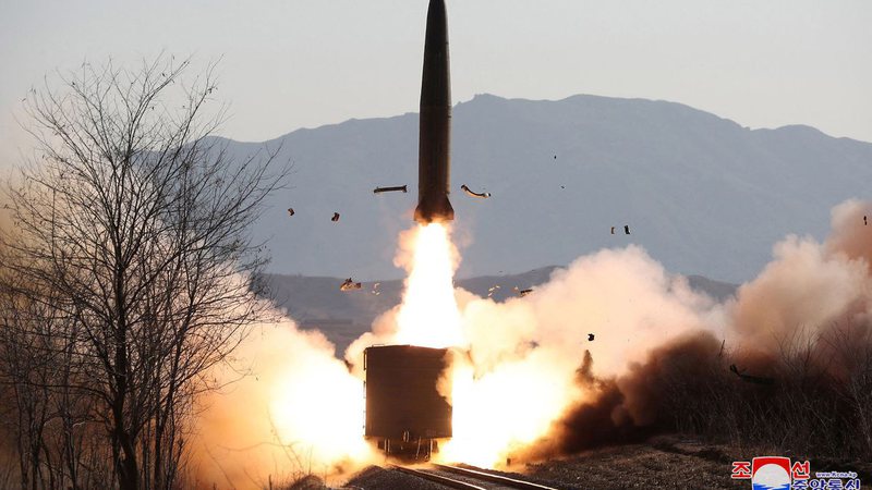 Coreia do Norte dispara mais 2 mísseis e EUA condenam série de testes