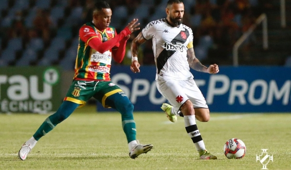 Leandro Castan entra em acordo com Vasco e deixa o clube