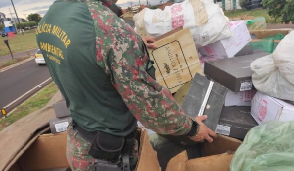 Rapaz é flagrado com R$ 120 mil em produtos contrabandeados escondidos em carga de recicláveis