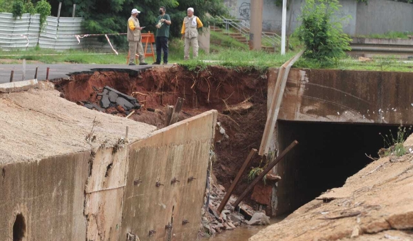 Parede de córrego cai novamente e interdita parte da Ernesto Geisel
