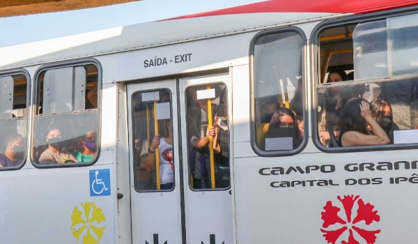 Homem é preso ao agarrar mulher pelos cabelos em ônibus