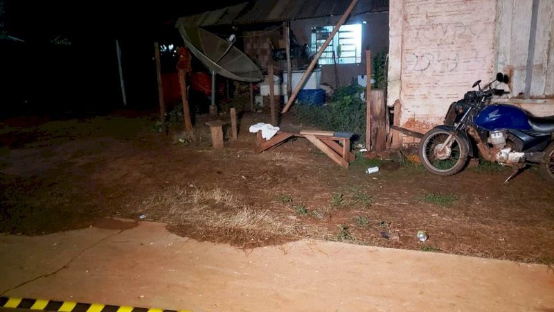 Filho é executado a tiros na cabeça na frente do pai que também acaba baleado