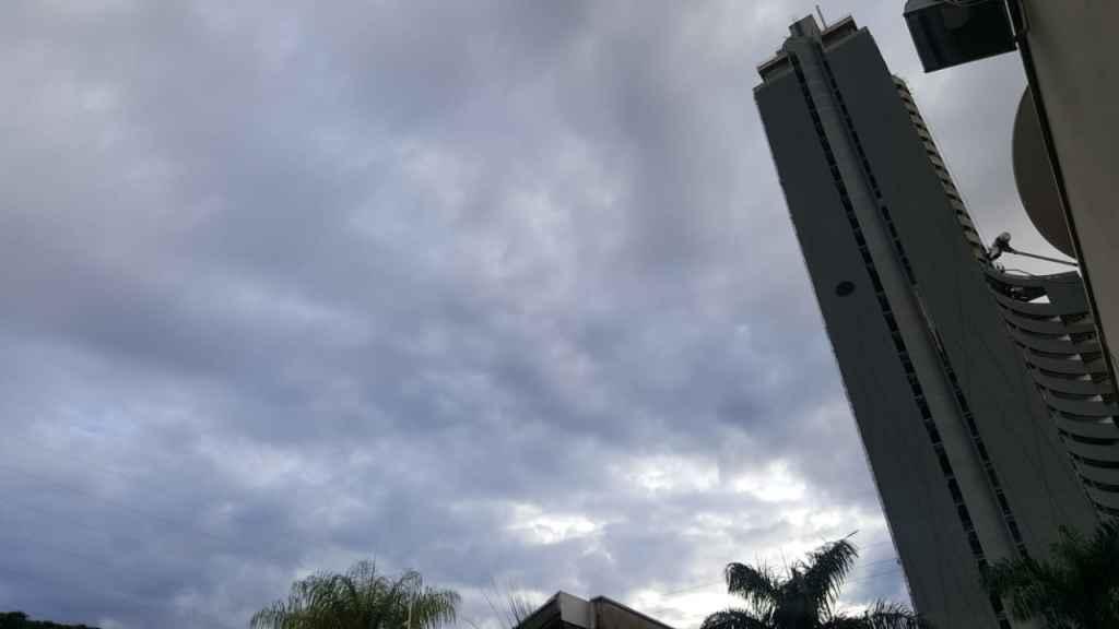Sábado será de céu parcialmente nublado e pancadas de chuva