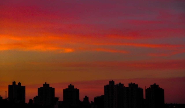Céu fica rosa em MS com partículas de vulcão que devastou ilhas no Pacífico