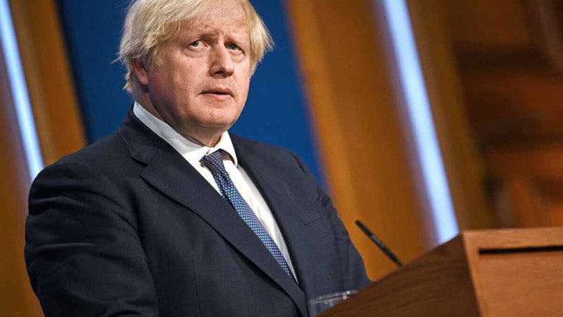 Relatório sobre festas de Johnson indica falhas de conduta e álcool em excesso