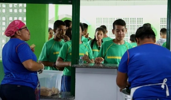 Reajustes de 17 a 48% nos salários dos administrativos da Educação vieram no momento certo, diz sindicato