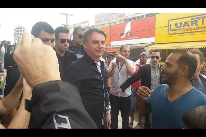 Após Mandetta falar em isolamento, Bolsonaro visita comércio