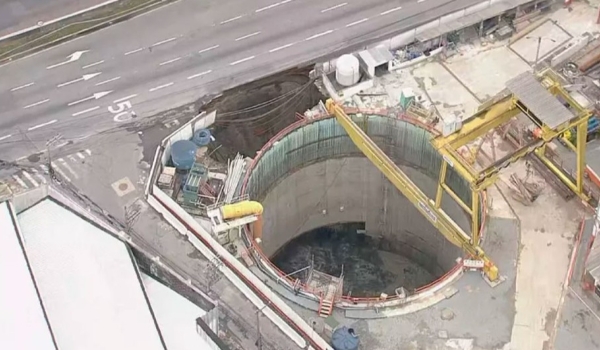 Obra do Metrô desaba e abre cratera na Marginal Tietê