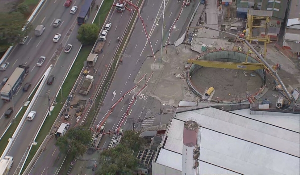 Rodízio de veículos é suspenso em SP até sexta-feira após obra do Metrô desabar e abrir cratera na Marginal Tietê