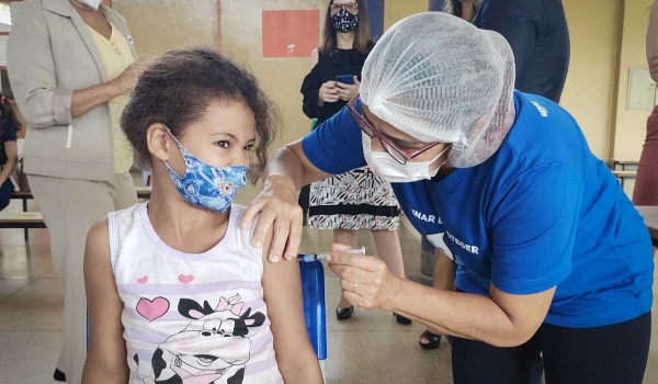 Vacinação contra covid vai às escolas dos bairros Oliveira e Rita Vieira 3