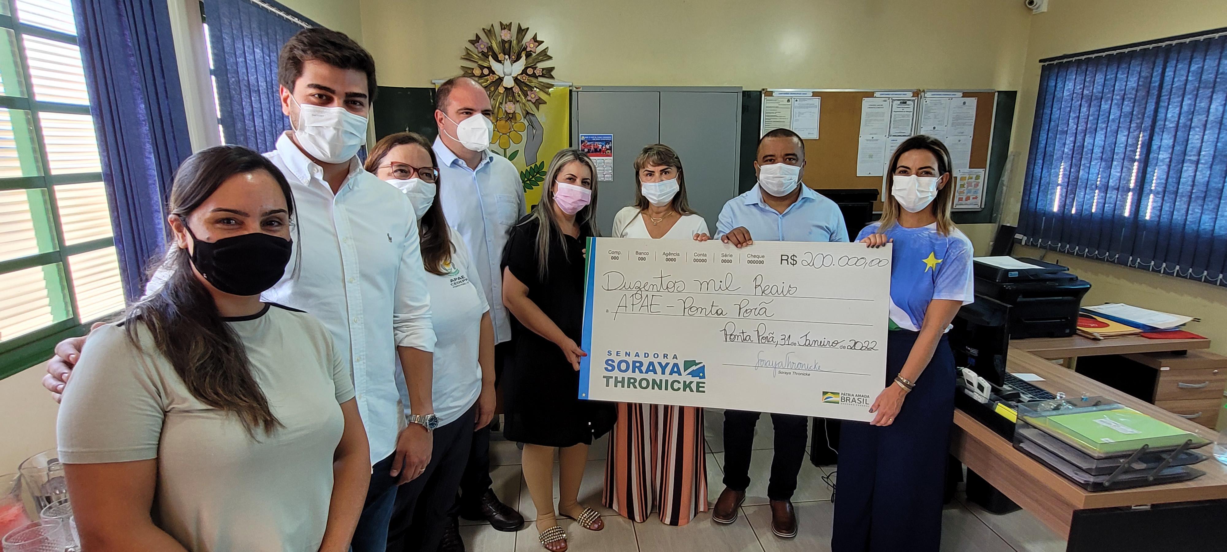 Senadora Soraya Thronicke entrega cheque de R$ 200 mil para a Apae de Ponta Porã