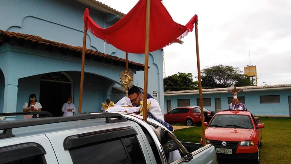 Em meio a pandemia, paróquia faz carreata de benção