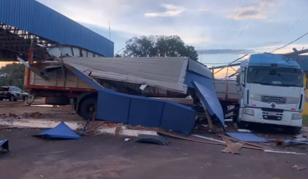 Motorista de carreta perde controle da direção e invade posto da PRF em Terenos