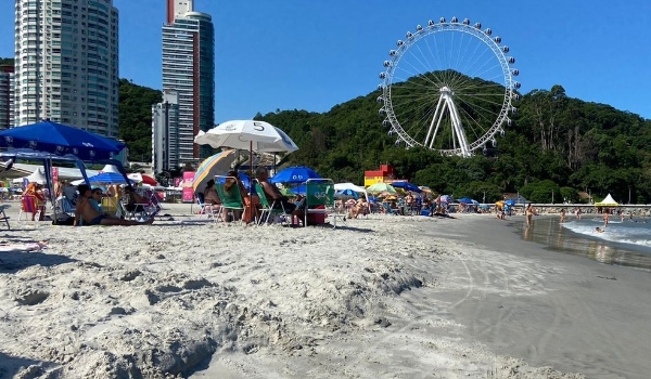 Aparecimento de 'desníveis' em faixa da praia alargada de Balneário Camboriú chama atenção de banhistas