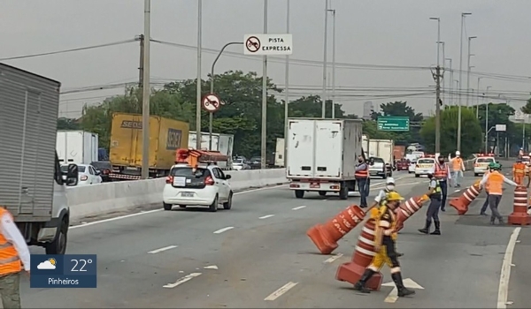 Pista central da Marginal Tietê é liberada para circulação de veículos