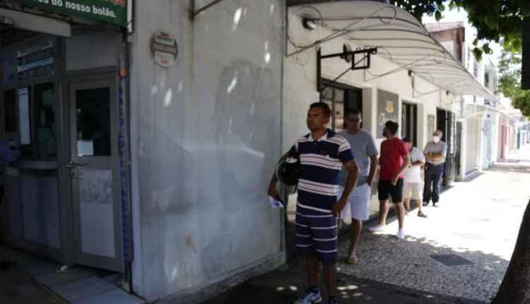 Lotéricas têm álcool gel na entrada e até segurança para ‘barrar’ idosos em Campo Grande