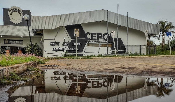 Menino procura polícia, após mãe sair e deixar ele sozinho com os irmãos