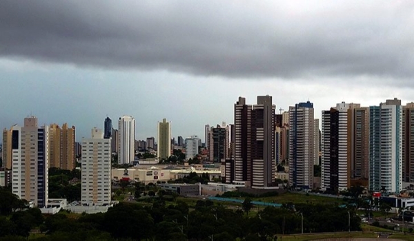 Aumento de nuvens, chuva e temperaturas amenas são destaques do tempo neste domingo
