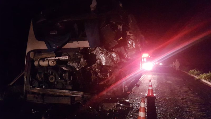 Acidente entre carreta e ônibus na MS-040 deixa quatro mortos e feridos
