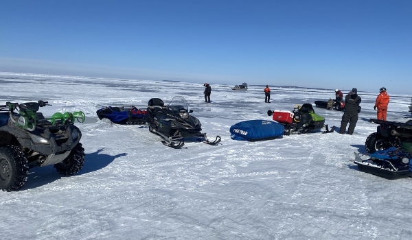 Grupo de 18 pessoas fica preso sobre pedaço de gelo em lago nos EUA