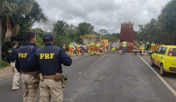 Chuva abre cratera e trecho da BR-163 é totalmente interditado
