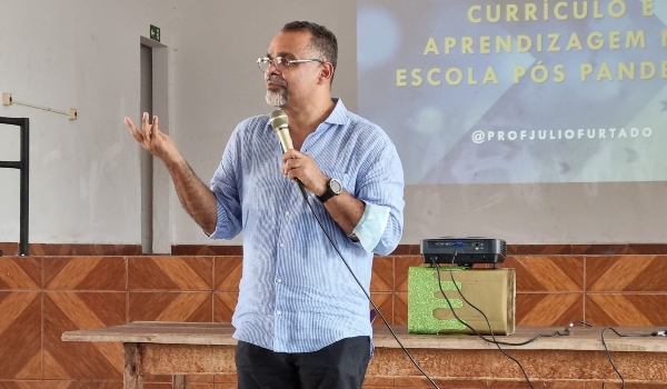 Prefeitura ofereceu formação e palestra com o professor Júlio Furtado no retorno do ano letivo