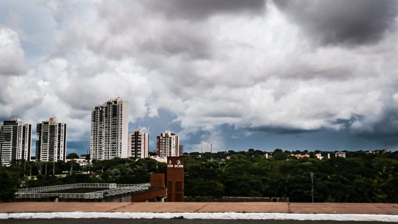 Inmet emite alerta para temporal com ventos intensos e raios em 15 cidades de MS