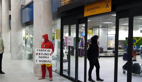 Segundo reforço do Flamengo, Fabrício Bruno desembarca, mas também deixa aeroporto por saída alternativa